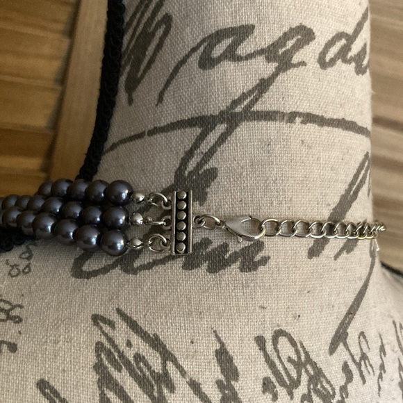 Ombré gray and white 3 faux pearls layering necklace GUC - Picture 4 of 4
